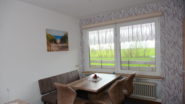 Coffee/tea maker, fridge, stovetop - In der Nähe zum Strand: Ferienwohnung 4 Personen mit Balkon (Wangerland)
