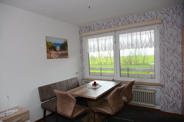 Kühlschrank, Herdplatte, Wasserkocher mit Kaffee-/Teezubehör