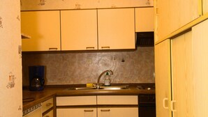 Coffee/tea maker, fridge, stovetop - In der Nähe zum Strand: Ferienwohnung 4 Personen mit Balkon (Wangerland)