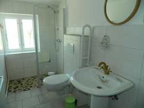 Bathroom - Haubarg Pernörhof Wohnung 1 (Toenning)