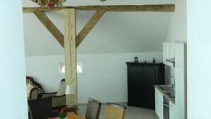 Cafetera/tetera, refrigerador, microondas, placa de cocina