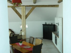 Kühlschrank, Mikrowelle, Herdplatte, Geschirrspüler