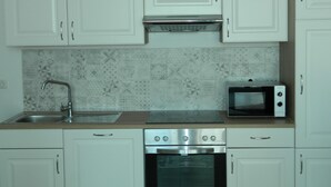 Cafetera/tetera, refrigerador, microondas, placa de cocina