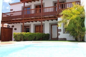 Una piscina al aire libre, una piscina climatizada