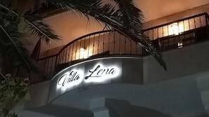 A curved staircase with a metal railing and a sign that reads "Cilla Lena". - Villa Lena Ap.1 (Podgora)