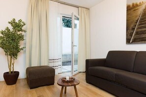 Apartment (Tabor Cream) | Living room | TV