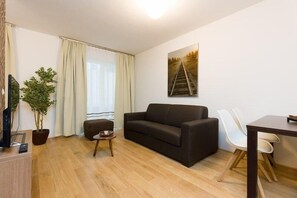 Apartment (Tabor Cream) | Wohnzimmer | Fernseher