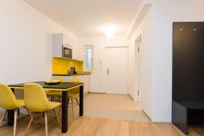 Exterior - Tabor Yellow (Vienna)