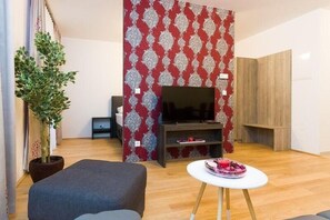 Apartment (Tabor Red) | Wohnzimmer | Fernseher