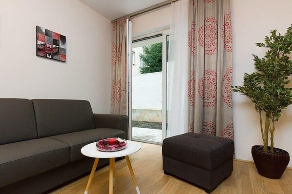 Apartment (Tabor Red) | Living room | TV