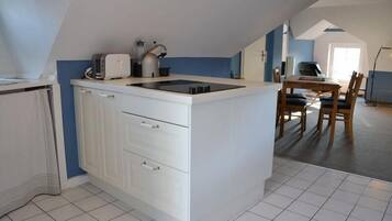 Fridge, stovetop, coffee/tea maker