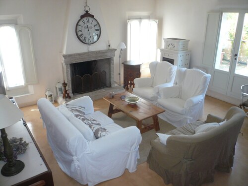 Apartment in farmhouse surrounded by greenery, central location