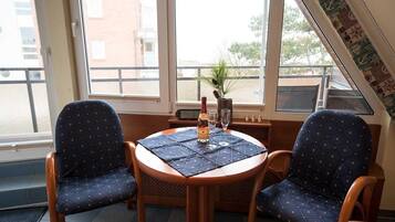 Microwave, stovetop, dishwasher, coffee/tea maker