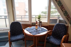 ميكروويف، موقد طهي مسطح، غسالة أطباق، ماكينة لصنع القهوة/الشاي