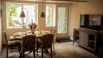 Kühlschrank, Herdplatte, Wasserkocher mit Kaffee-/Teezubehör