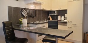 Kühlschrank, Mikrowelle, Herdplatte, Geschirrspüler