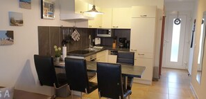 Kühlschrank, Mikrowelle, Herdplatte, Geschirrspüler