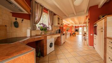 JÀÀkaappi, mikroaaltouuni, uuni, astianpesukone