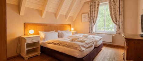 6 bedrooms, WiFi, bed sheets