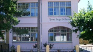 A pink building with the name "Haus Inga & Anna" on the facade.