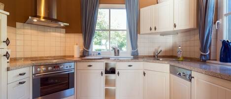 Frigorifero, microonde, forno, lavastoviglie