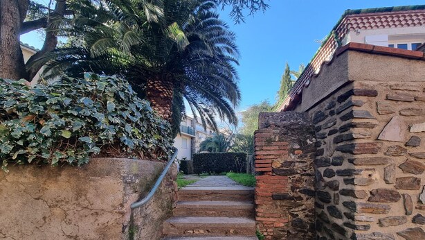 A stone staircase leading up to a building with a tiled roof. - Quiet T3 Apartment with Terrace and Equipped Kitchen, 300m from the Beach in Collioure (Collioure)