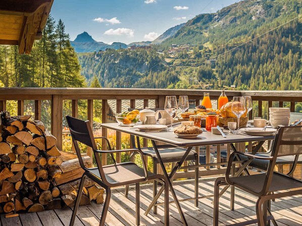 Outdoor dining - Luxury Chalet 12 pers, 6 bedr, 6 bath, Wifi, Parking (Tignes-Les Brévières)