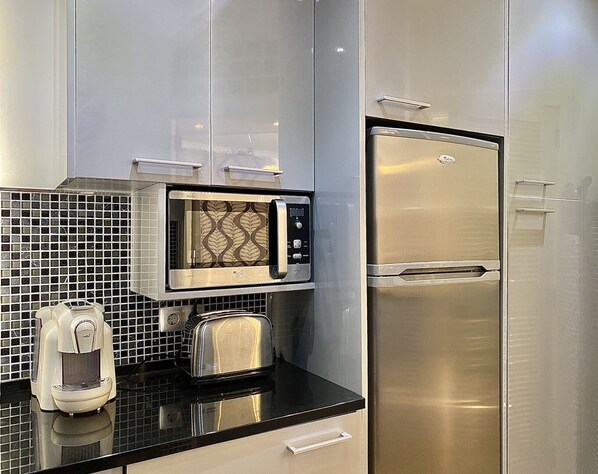 Réfrigérateur, micro-ondes, plaque de cuisson, lave-vaisselle