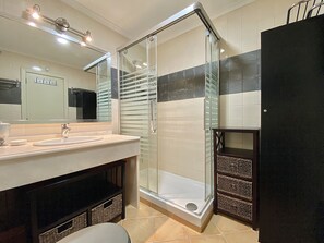 シャワー、ヘアドライヤー、タオル