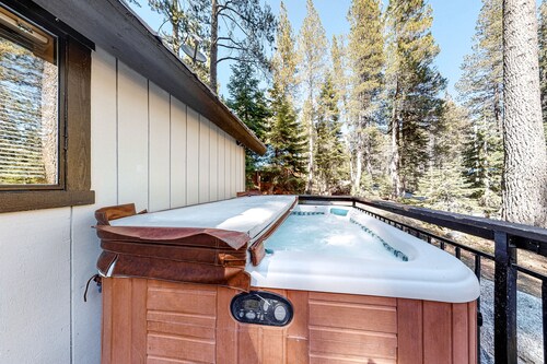 Family friendly Cabin with a Private Hot Tub & Private Grill