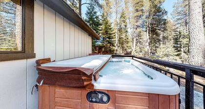 Family friendly Cabin with a Private Hot Tub & Private Grill
