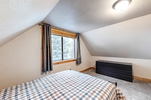 3 bedrooms, iron/ironing board, free Internet, bed sheets