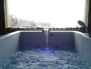 Douche, baignoire à jets, sèche-cheveux, serviettes fournies