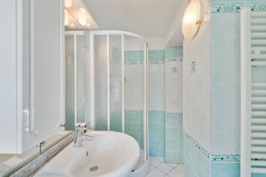 Shower, free toiletries, hair dryer, towels - Apartment "Ramerino" near the beach with sea and mountain view (pomonte)