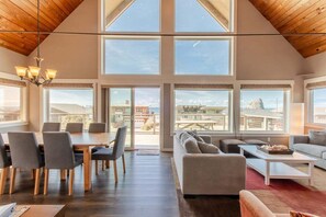 Smart TV, DVD player, books, video library - Beach Dreamer-Updated, beautiful beach views (Pacific City)