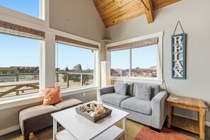 Smart TV, DVD player, books, video library - Beach Dreamer-Updated, beautiful beach views (Pacific City)