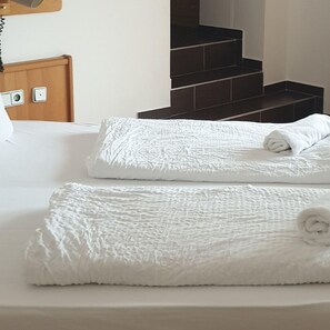 Ropa de cama hipoalergénica y escritorio 