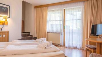 Familien-Suite, 2 Schlafzimmer | Allergikerbettwaren, Schreibtisch, laptopgeeigneter Arbeitsplatz