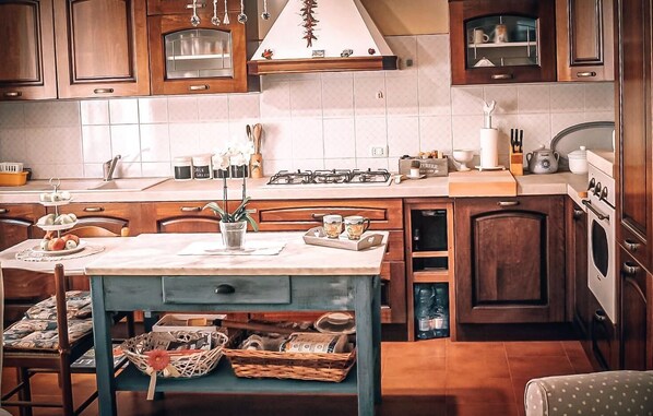 Fridge, oven, stovetop, dishwasher