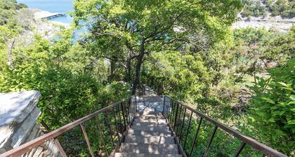 Bright Cove Bungalow- Charming & Luxe Waterfront home located on Lake Travis