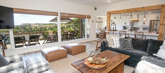 Bright Cove Bungalow- Charming & Luxe Waterfront home located on Lake Travis