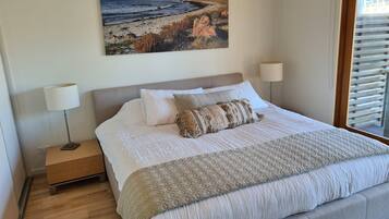 3 slaapkamers, een strijkplank/strijkijzer, reisbedje, gratis wifi