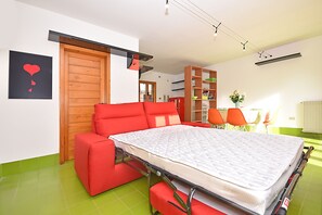 2 bedrooms, iron/ironing board, travel crib, free WiFi