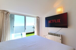 3 bedrooms, in-room safe, iron/ironing board, WiFi - Beachfront house with private pool (Sagunto)