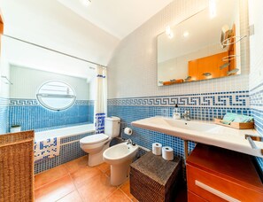 Combined shower/tub, hair dryer, bidet, towels