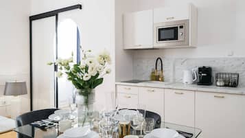 Premium appartement | Privékeuken | Een koelkast, een magnetron, een kookplaat