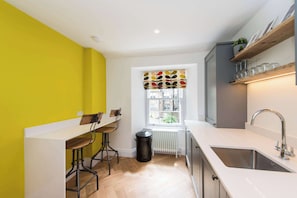 Fridge, microwave, oven, dishwasher - City Centre, Newly Refurbished Stylish Apartment (Edinburgh)