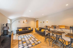 TV - City Centre, Newly Refurbished Stylish Apartment (Edinburgh)
