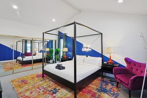 5 bedrooms, iron/ironing board, WiFi, bed sheets - Posh 5-BD w Pool, Hot Tub, Cinema, Patio, Foosball (Grand Prairie)