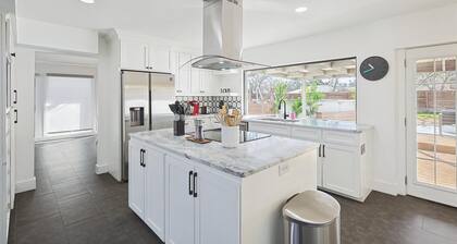 Posh 5-BD w Pool, Hot Tub, Cinema, Patio, Foosball